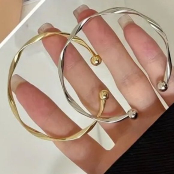 TRENDING Gold Twist Cuff Bracelet Bangle Adjustable NEW - Picture 2 of 7